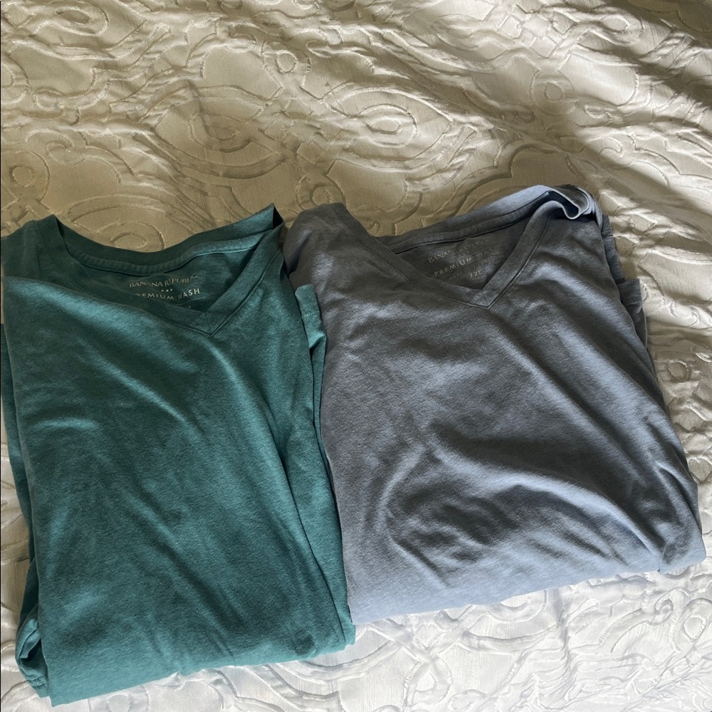Banana Republic Gray V-Neck T-Shirt